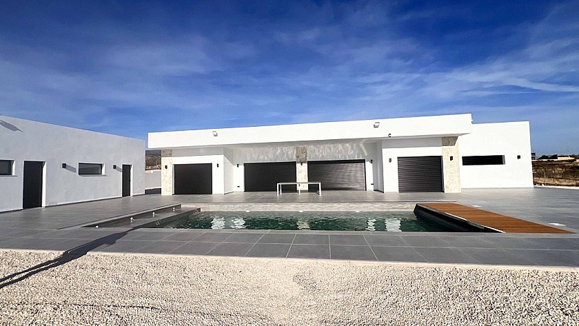 Detached villa with pool under construction in Novelda in Vidando Estates