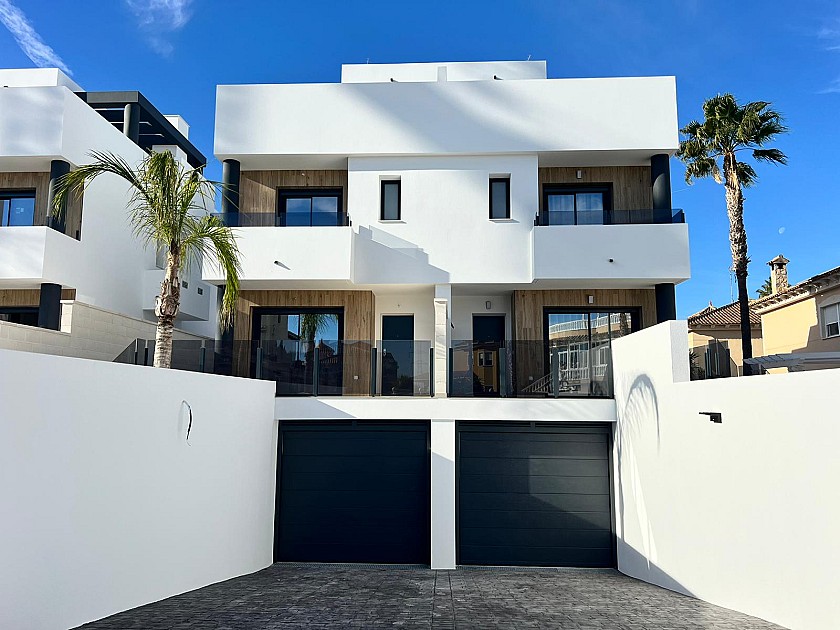 3 bedroom Villa with basement in Benferri in Vidando Estates
