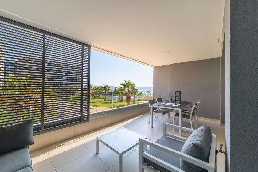 Koopappartementen op de eerste lijn van de zee en het strand in Punta Prima - Vidando Estates